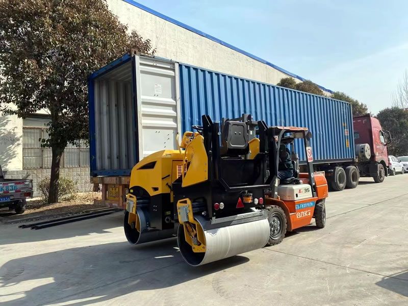 奔馬小型壓路機出口發(fā)貨中